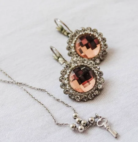 Why vintage earrings are making a comeback in 2026 21